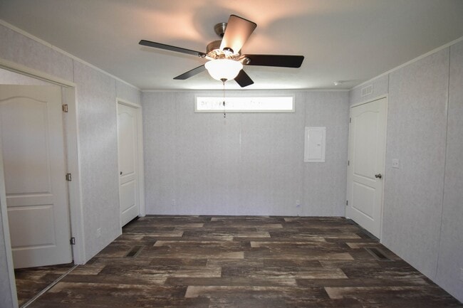 Building Photo - Two Bedroom Updated Mobile Home with Fenced Yard!