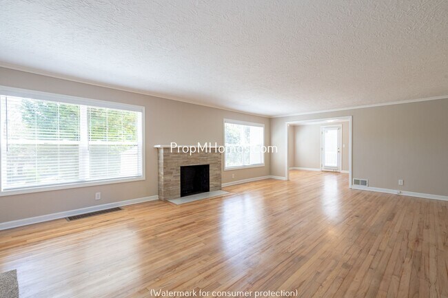 Building Photo - Updated Three Bedroom Home in Milwaukie - Large Fenced Yard! DEPOSIT SPECIAL