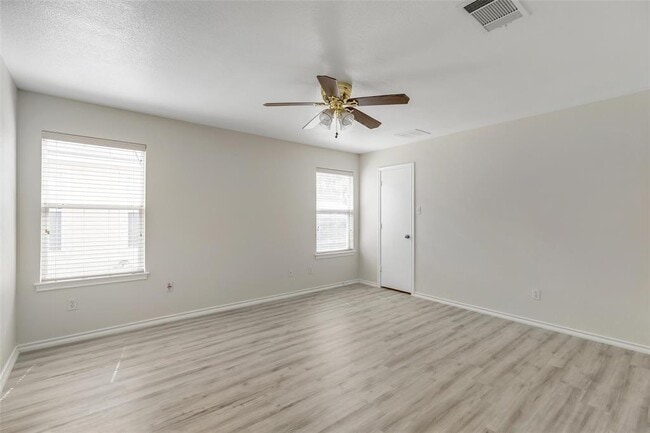 Building Photo - 3207 Barksdale Dr
