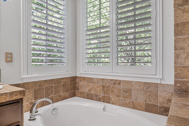 Building Photo - 260 Abigail Cir