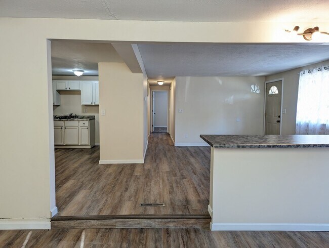 Building Photo - Available NOW - 3 Bed, 1 Bath Spacious Ran...