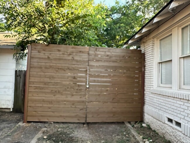 Building Photo - 1126 Pioneer Dr