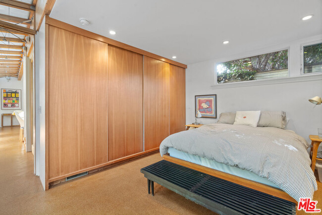 Building Photo - 648 Palms Blvd