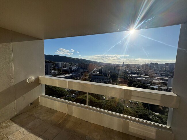 Building Photo - 2 bedroom, 2 bath, 1 parking Banyan Tree Plaza (Punahou)