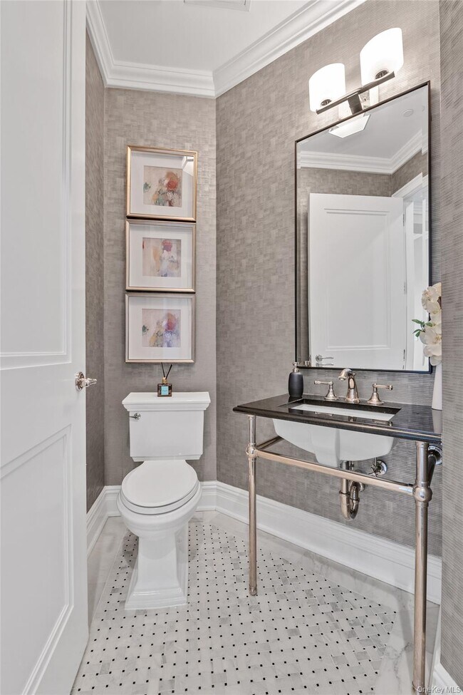 Building Photo - 5000 Royal Ct