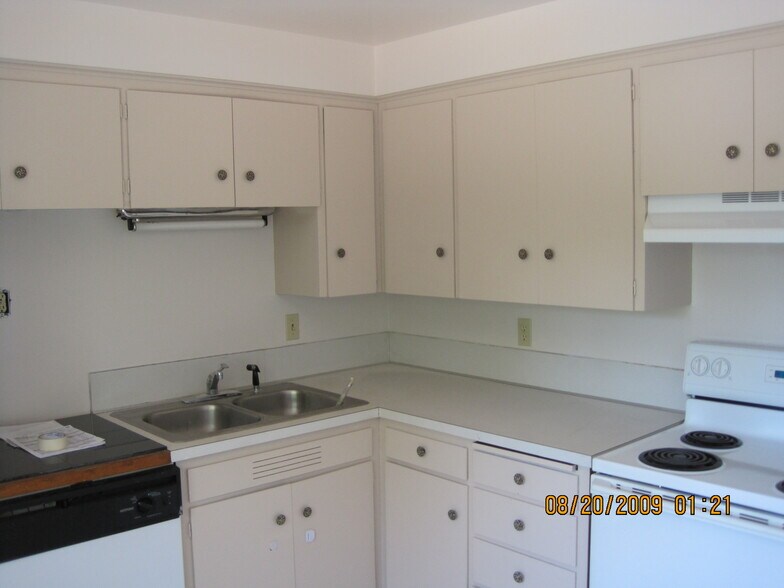 Building Photo - 521 Ave D