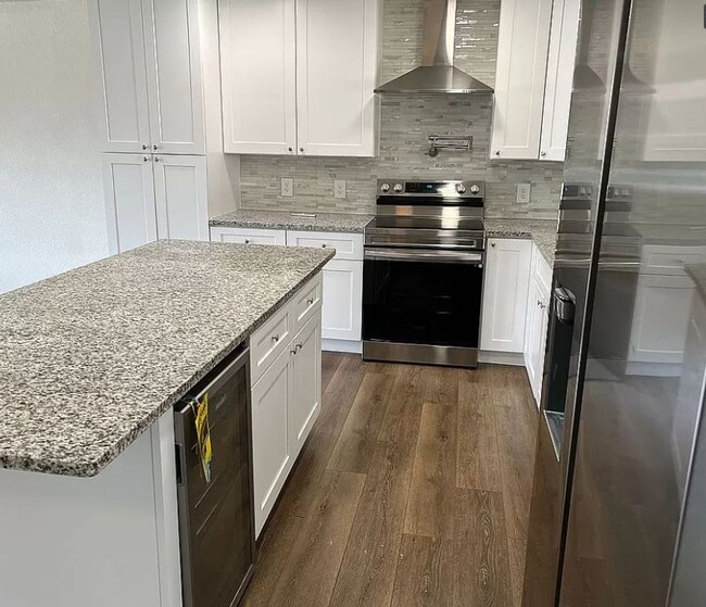 Building Photo - Newly Remodeled Home with Spacious Driveway!