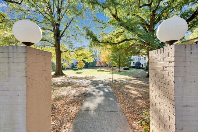 Building Photo - Fully furnished and thoughtfully updated top-floor condo in the heart of Dilworth at desirable My...