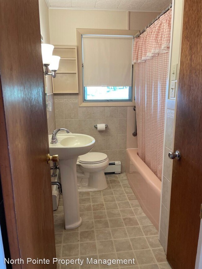 Building Photo - 3 br, 1 bath House - 105 Chestnut St.
