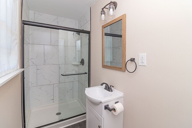 Building Photo - Cute 3 Bed/2 Bath Farmhouse!