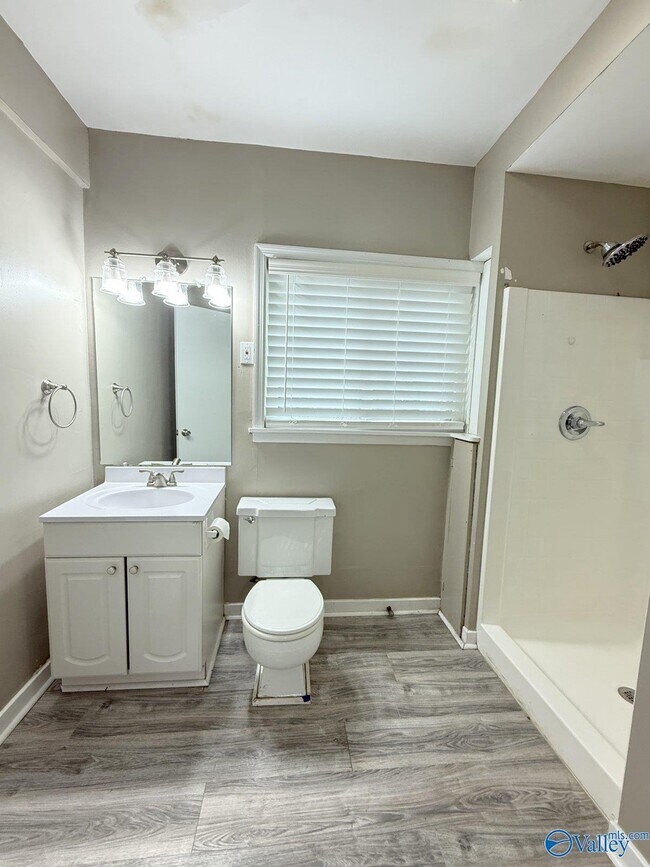 Building Photo - 1507 McCullough Ave NE