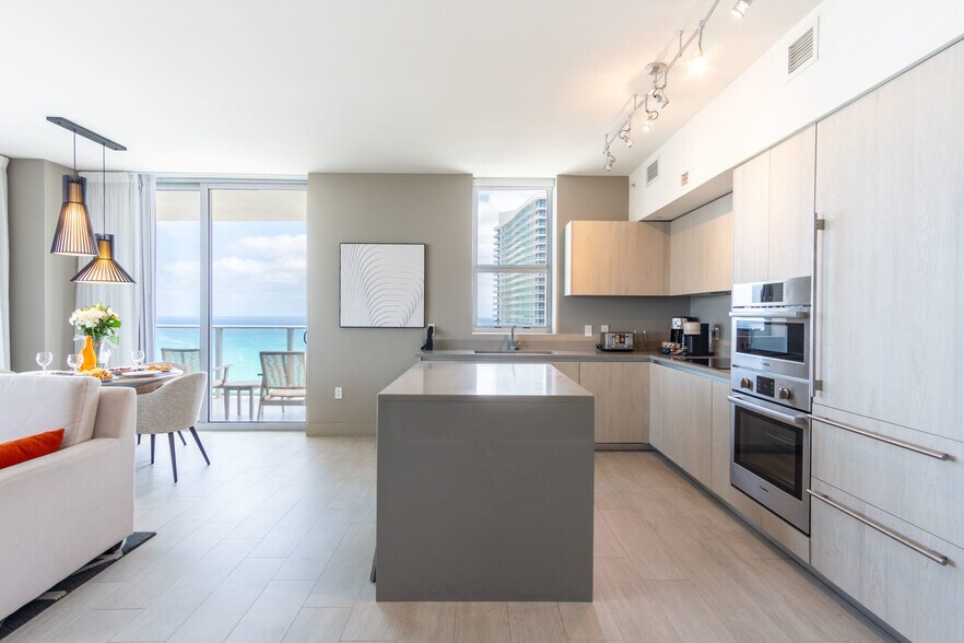 Building Photo - 4010 S Ocean Dr