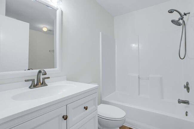 Building Photo - 3 Bedroom 2 Bathrooms in Sterling Creek - Richmond Hill