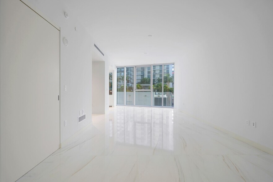 Building Photo - 300 Biscayne Boulevard Way