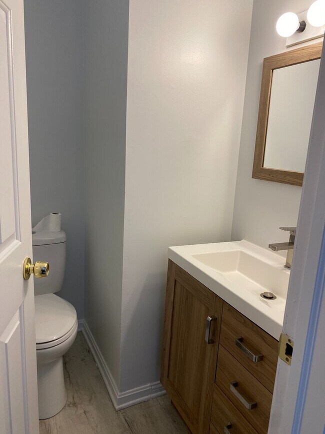 Building Photo - Remodeled Seven Oaks Condo