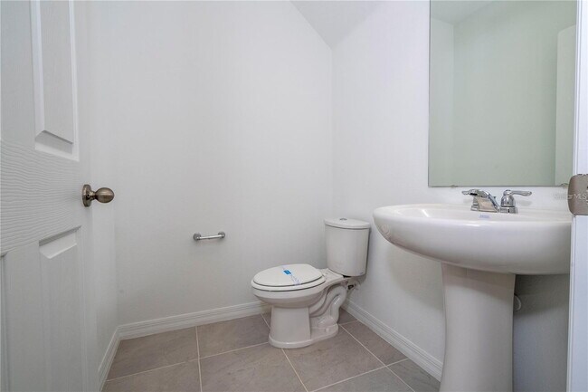 Building Photo - Elegant & Comfortable Home with Granite Ki...