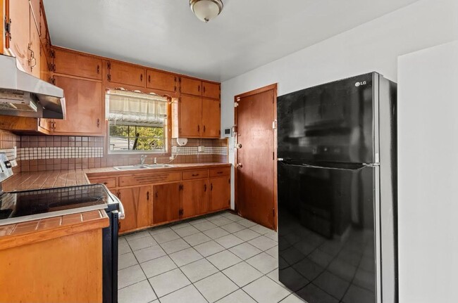 Building Photo - Spacious 3 Bed 1 Bath with Appliances in C...