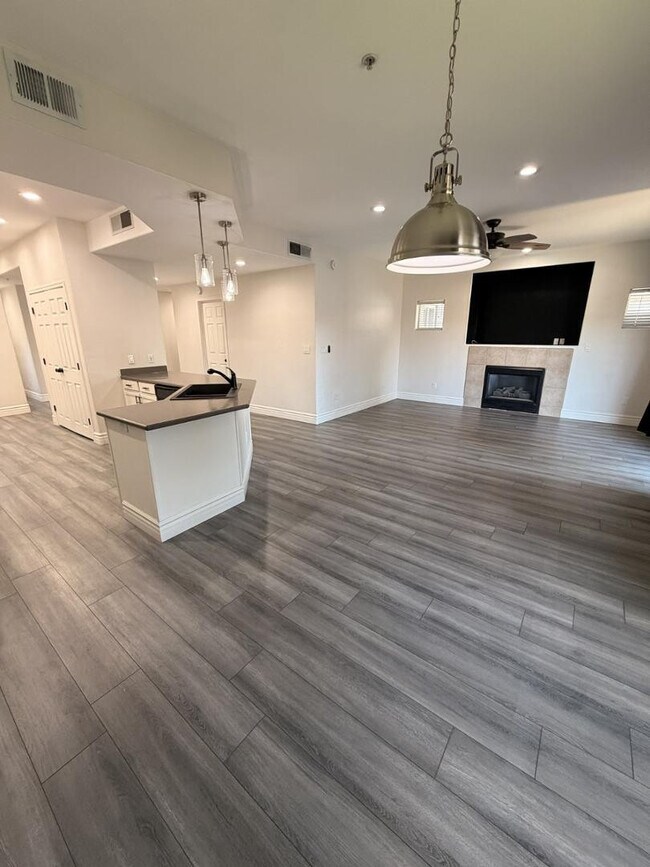 Building Photo - 7401 W Arrowhead Clubhouse Dr
