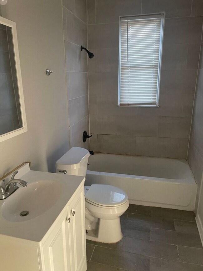 Building Photo - 3BR 1BA Home w/ Central A/C • W/D Hookups • Off-Street Parking in Memphis