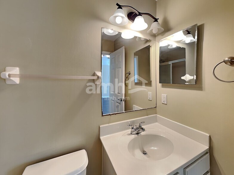 Building Photo - 5505 Dietrich Ave