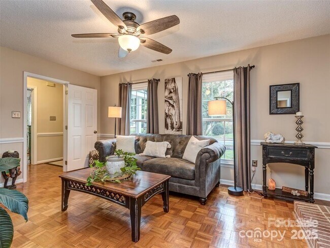 Building Photo - 8715 Parkchester Dr