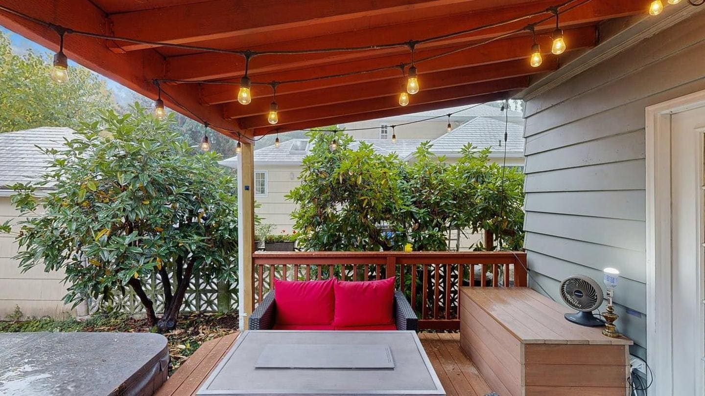 Building Photo - Cozy home with fenced yard and hot tub in NE Portland