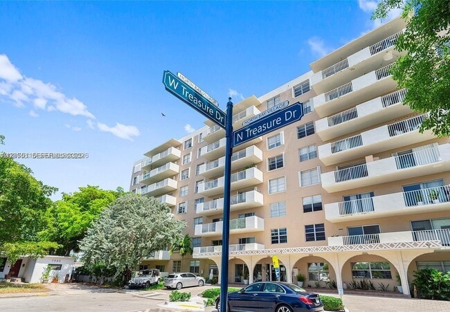 Building Photo - 1455 N Treasure Dr