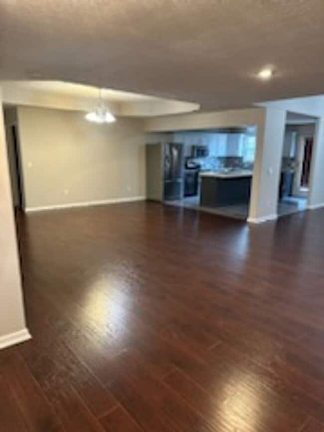 Building Photo - 3 Bedroom Luxury Home