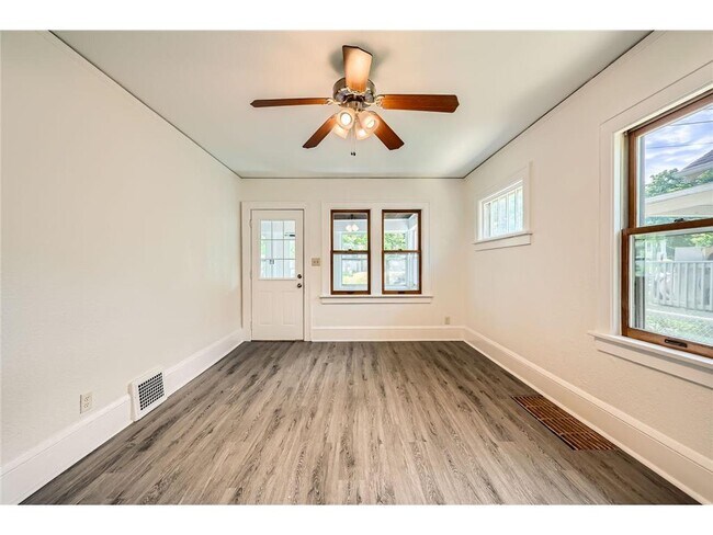 Building Photo - 1083 Western Ave N