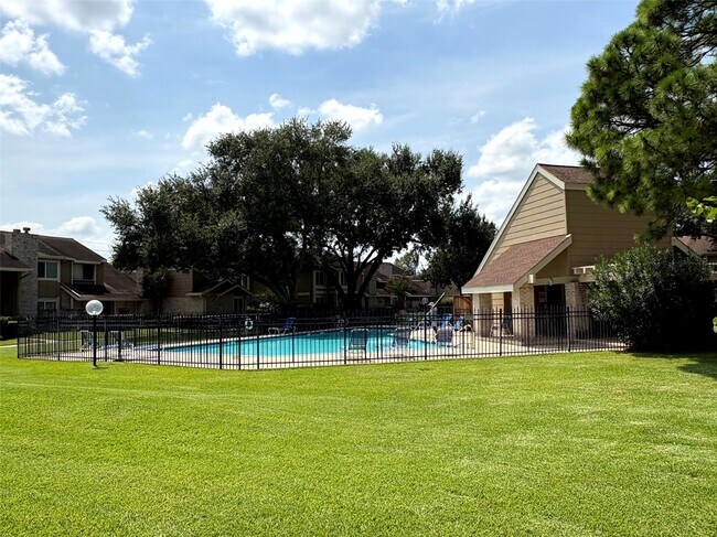 Building Photo - 11526 Village Pl Dr