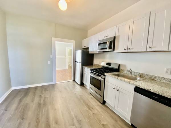 Building Photo - 2BR/1BA Edwardian with Renovated Kitchen &...