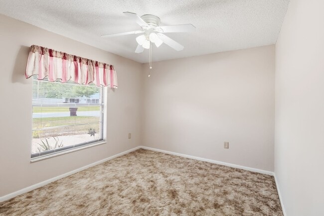 Building Photo - Charming 2/2 Spacious Home with/ 1 Car Garage in St. Cloud Close to the Lakefront Park