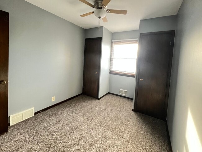 Building Photo - Beautiful walk-out ranch!