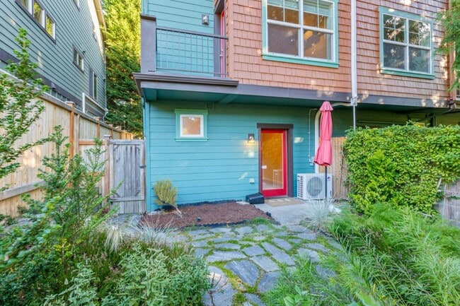 Building Photo - 3bd/2.25ba Seattle Townhouse