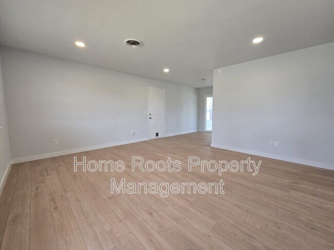 Building Photo - 1309 W Beech Dr