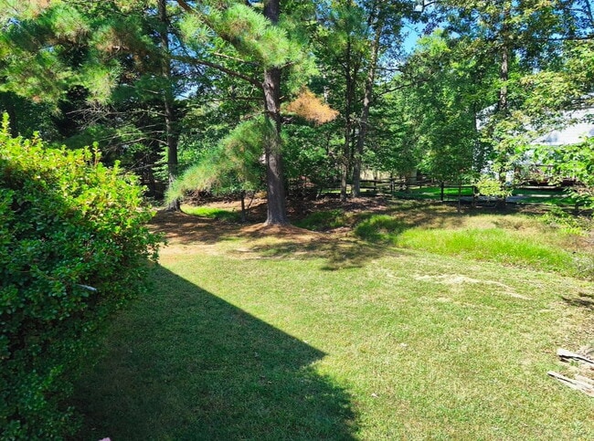 Building Photo - Inviting Townhome in Sterling with Spaciou...