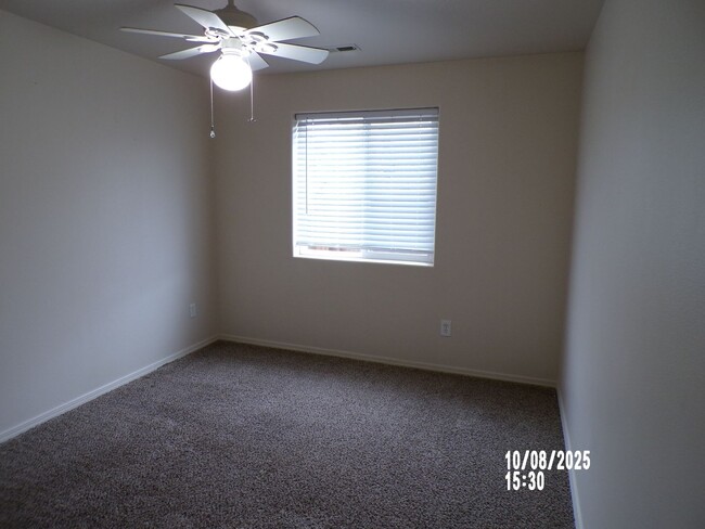 Building Photo - Spacious 3 bed 2 bath private cul-de-sac