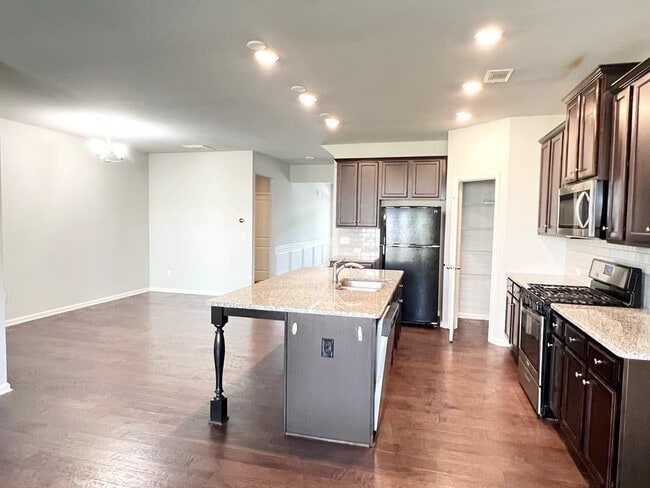 Building Photo - 2300 Ivy Birch Ln