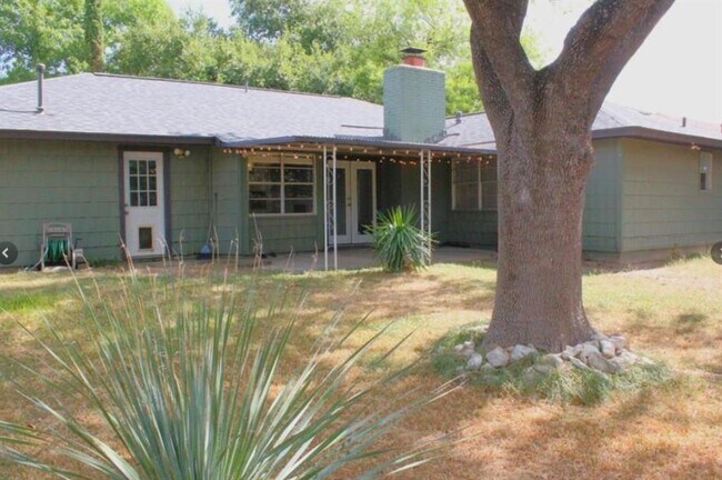 Building Photo - 1507 Pine Knoll Dr