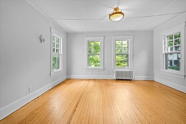 Building Photo - 18 Elm Pl