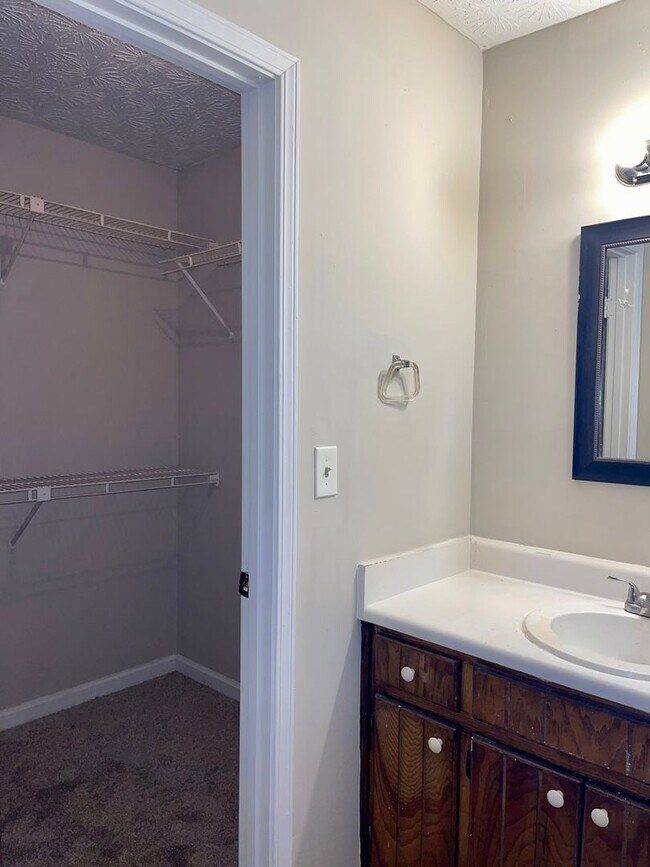 Building Photo - 5763 N Castlegate Dr