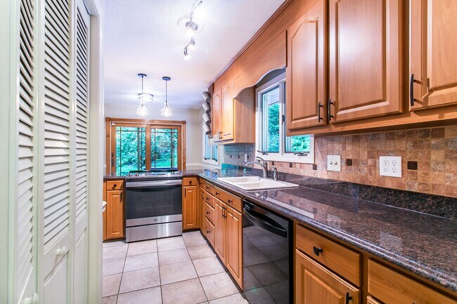 Building Photo - Light & Bright Home