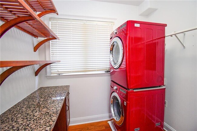 Building Photo - 4 Prichard Way NE