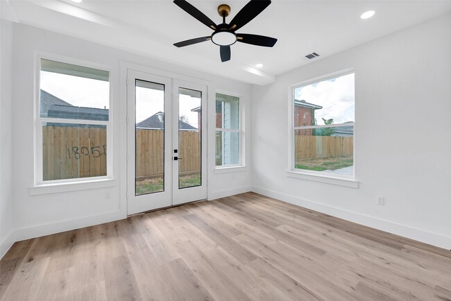 Building Photo - 1805 Emir St