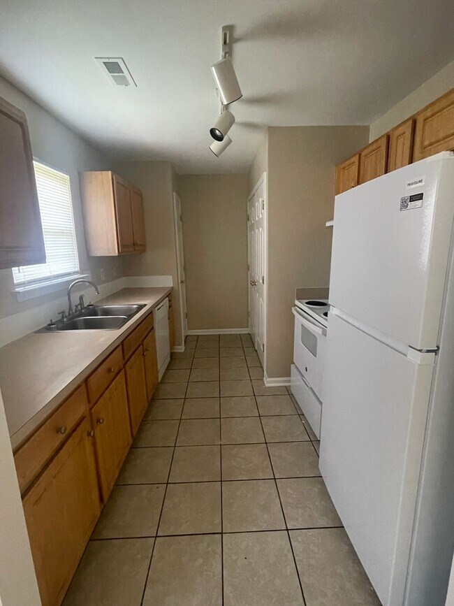 Building Photo - This cozy 3 bed 2 bath ranch home is on a corner lot in the Todd Park neighborhood