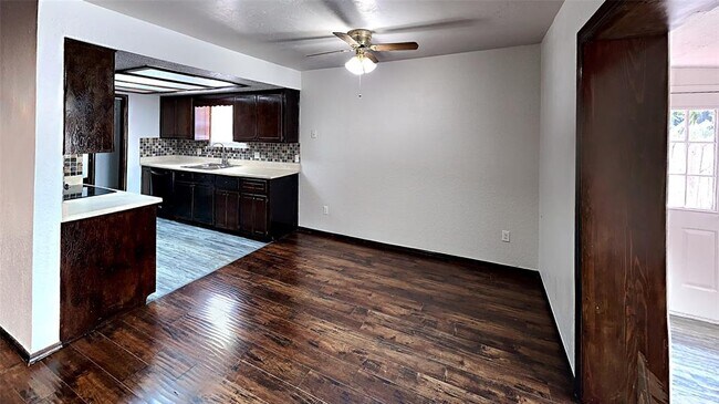 Building Photo - 906 Garden Grove