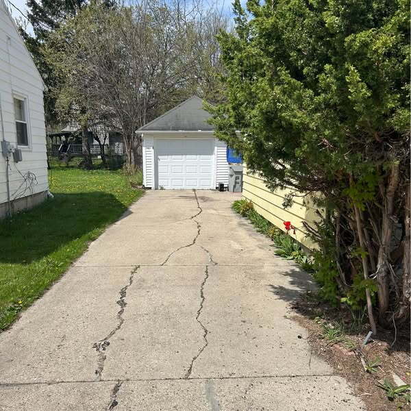Building Photo - Nice 2 Bedroom 1 Bath Single Family on a Q...