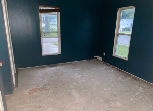 Building Photo - Large Yard & Garage! - $490 Month / $800 Down