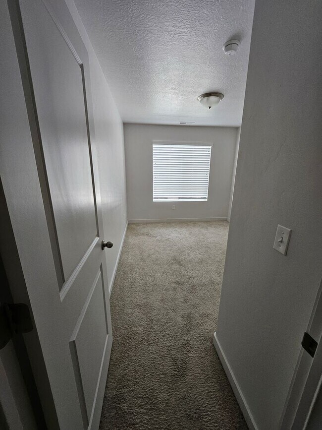 Building Photo - 4 Bedroom Town Home for Rent