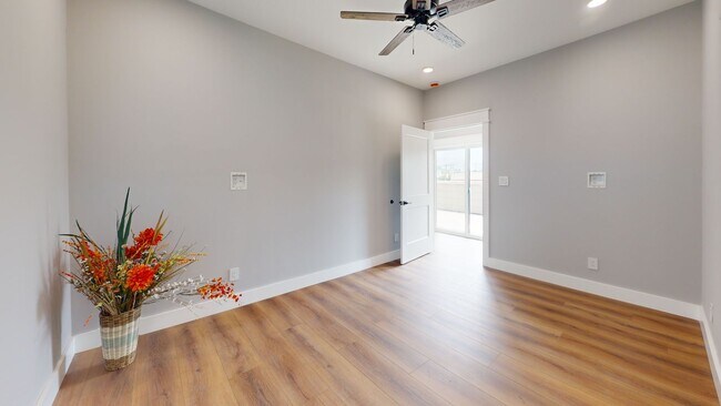 Building Photo - One Private Bedroom/Bath in Spacious 5BR/5BA Townhome Near UTK